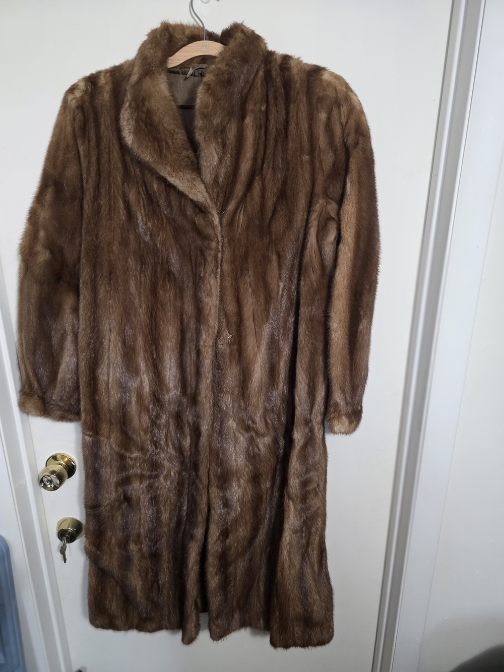 Gorgeous Chocolate Brown Full-Length Genuine Mink Fur Coat – Size 12